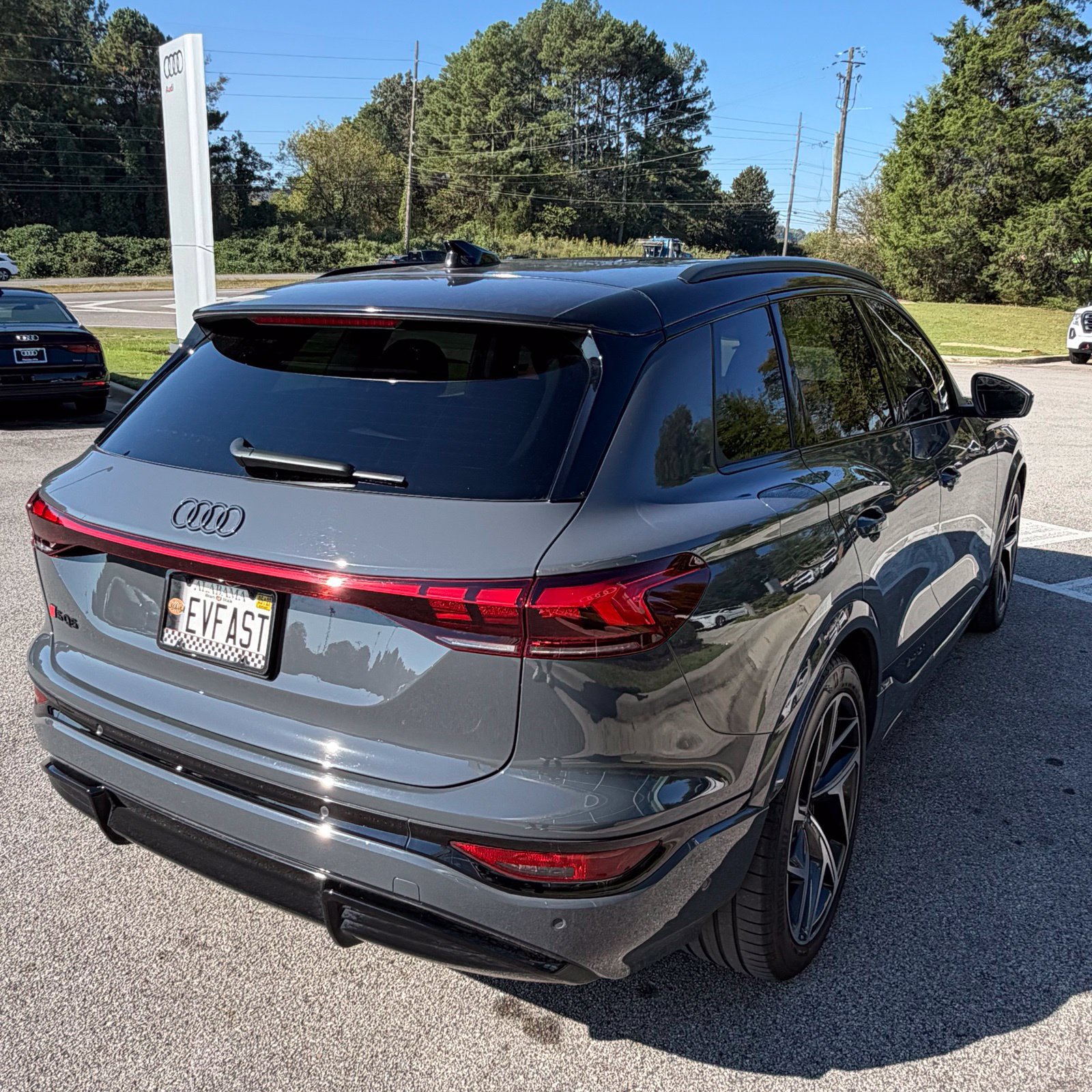 Used 2025 Audi SQ6 e-tron Prestige w/ 21" Black Optic Wheel Package AWD/4WD image 4