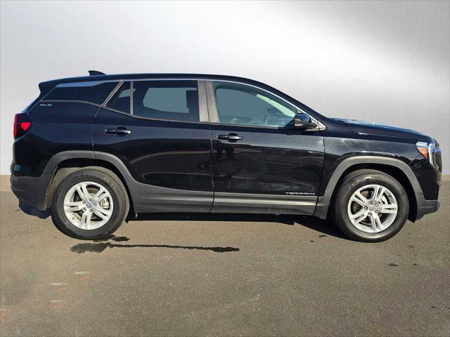 Used 2024 GMC Terrain SLE image 2