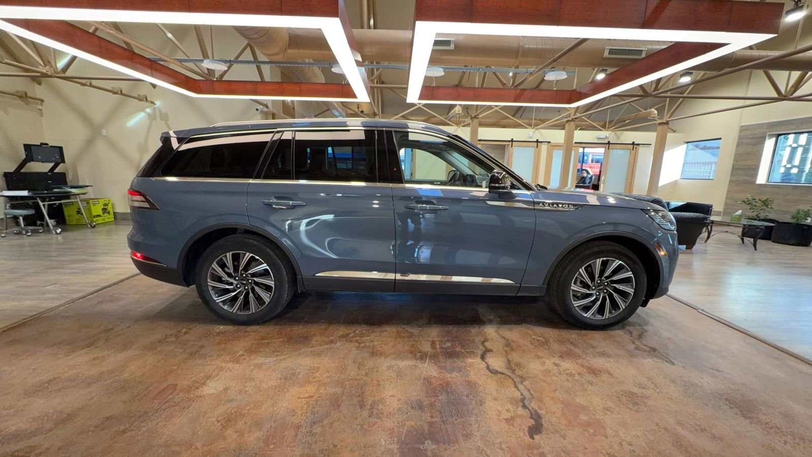 Used 2025 Lincoln Aviator AWD image 3