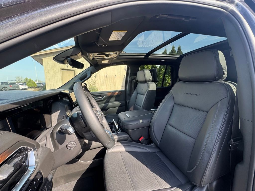 Used 2025 GMC Yukon Denali w/ Denali Reserve Package image 19