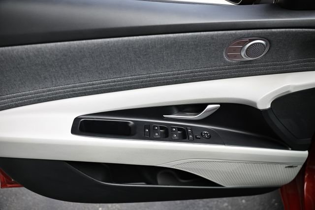 Certified 2025 Hyundai Elantra Limited FWD image 14
