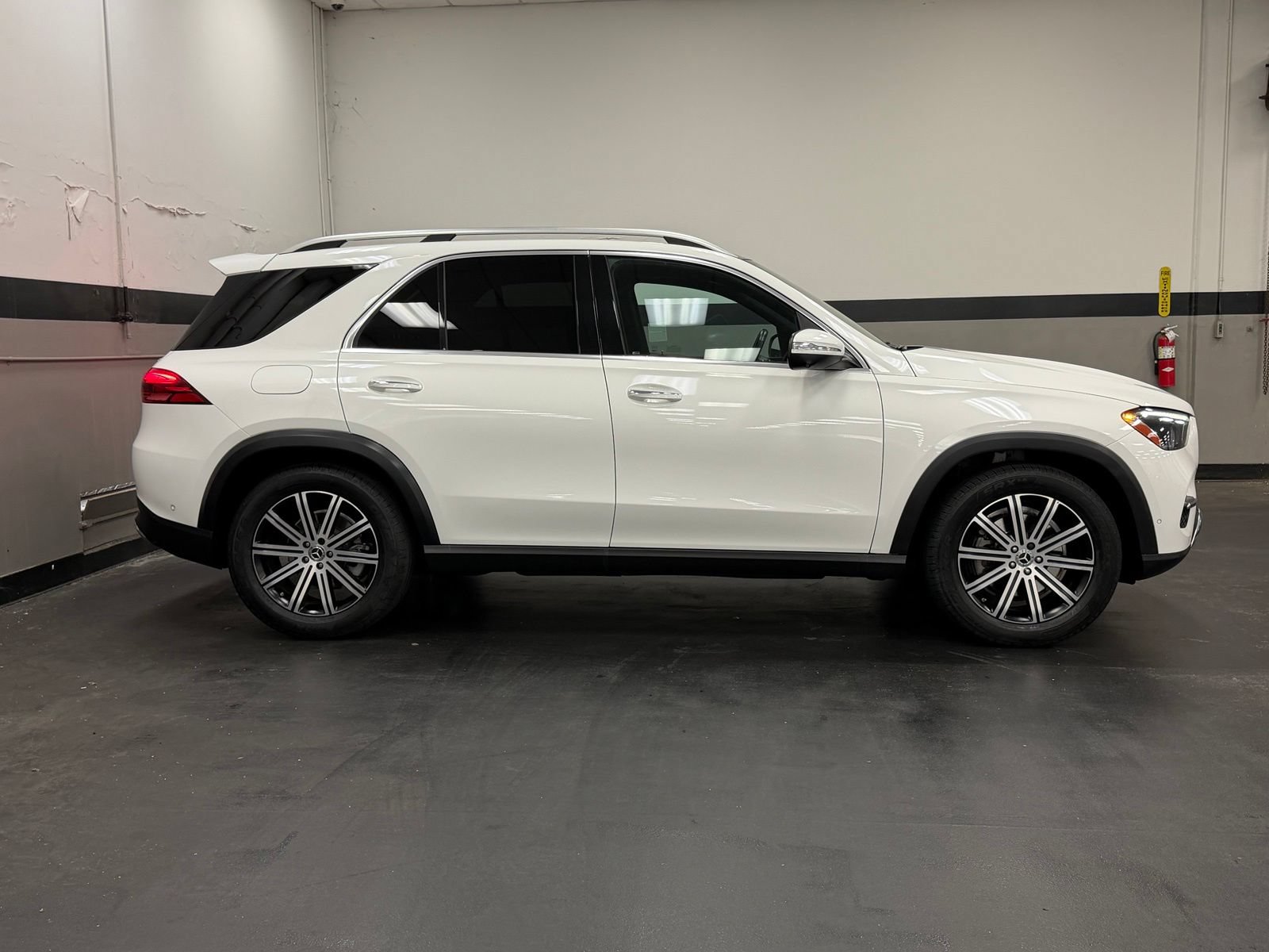 Used 2024 Mercedes-Benz GLE 350 4MATIC image 3