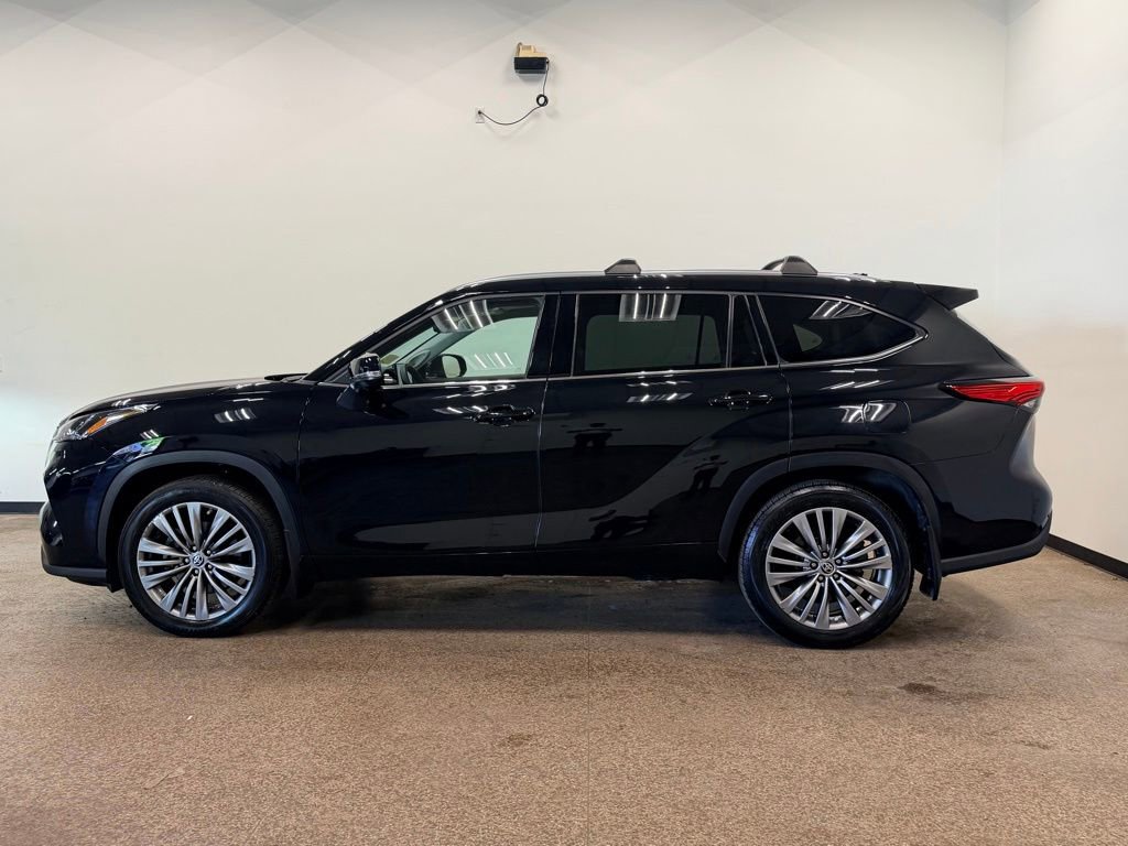 Used 2021 Toyota Highlander Platinum AWD/4WD image 2