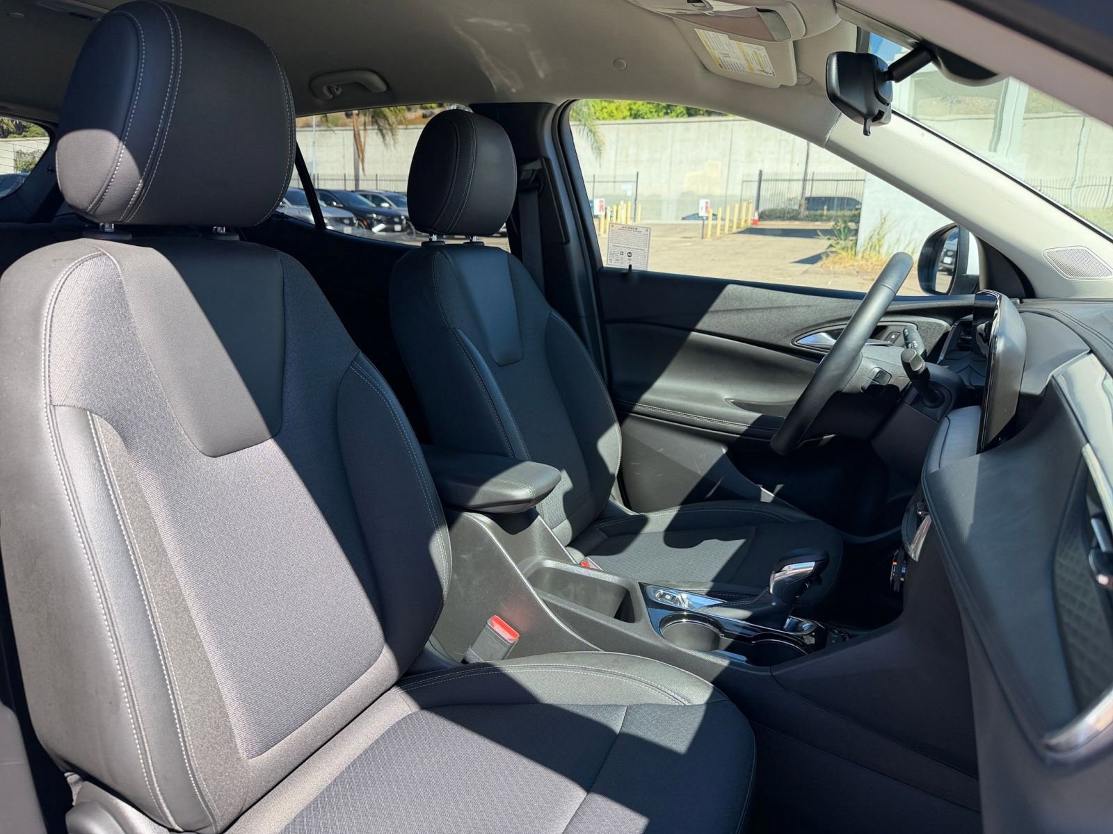 Used 2025 Buick Encore GX Preferred image 34