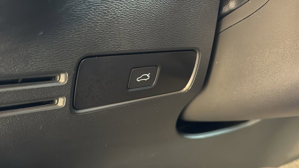 Certified 2024 Volvo XC40 B5 Core image 13