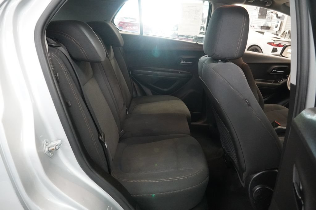 Used 2020 Chevrolet Trax LS AWD/4WD image 17