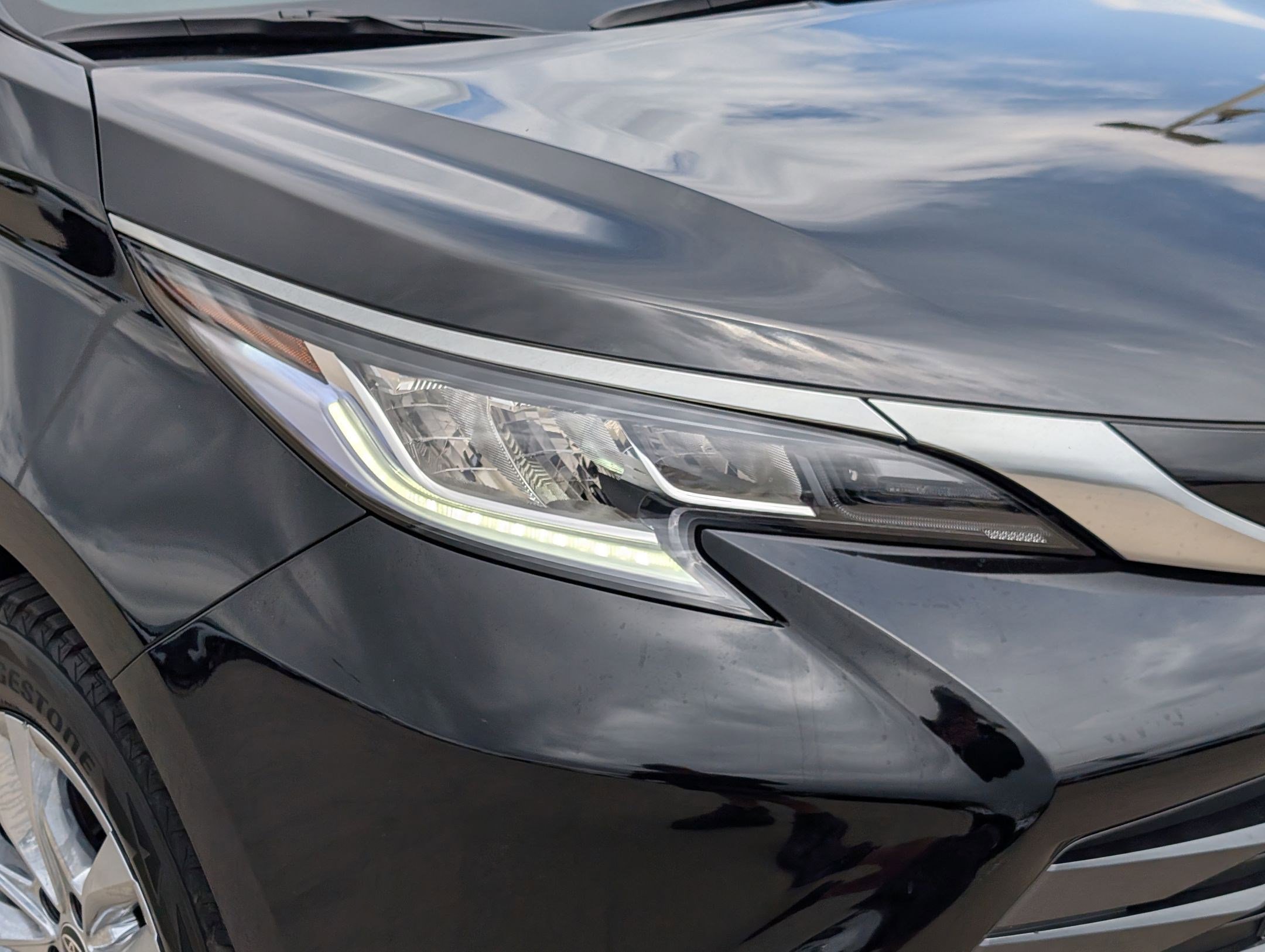 Used 2025 Toyota Sienna Limited AWD/4WD image 10