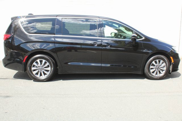 Used 2025 Chrysler Pacifica Select