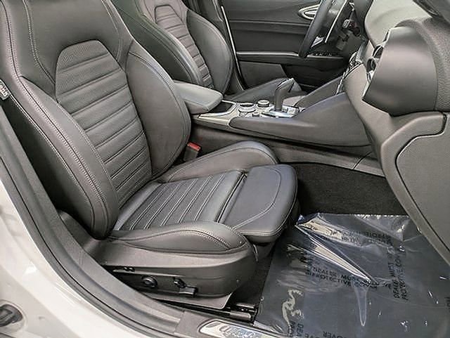 Used 2024 Alfa Romeo Giulia Veloce image 32