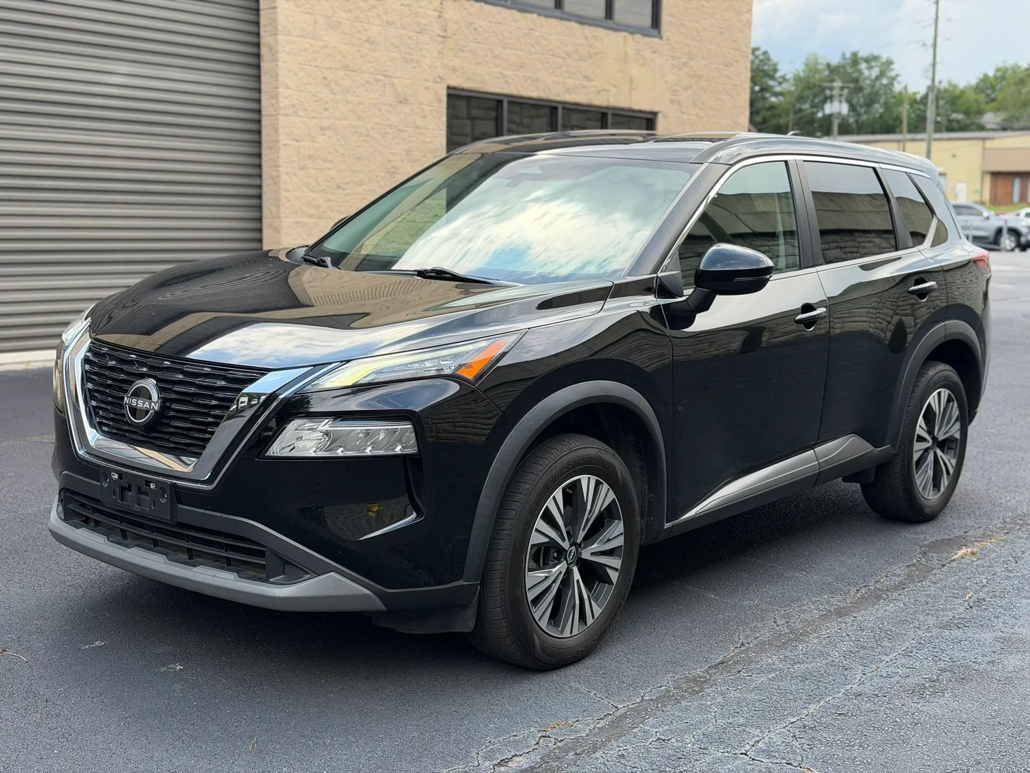 Used 2022 Nissan Rogue SV FWD image 2