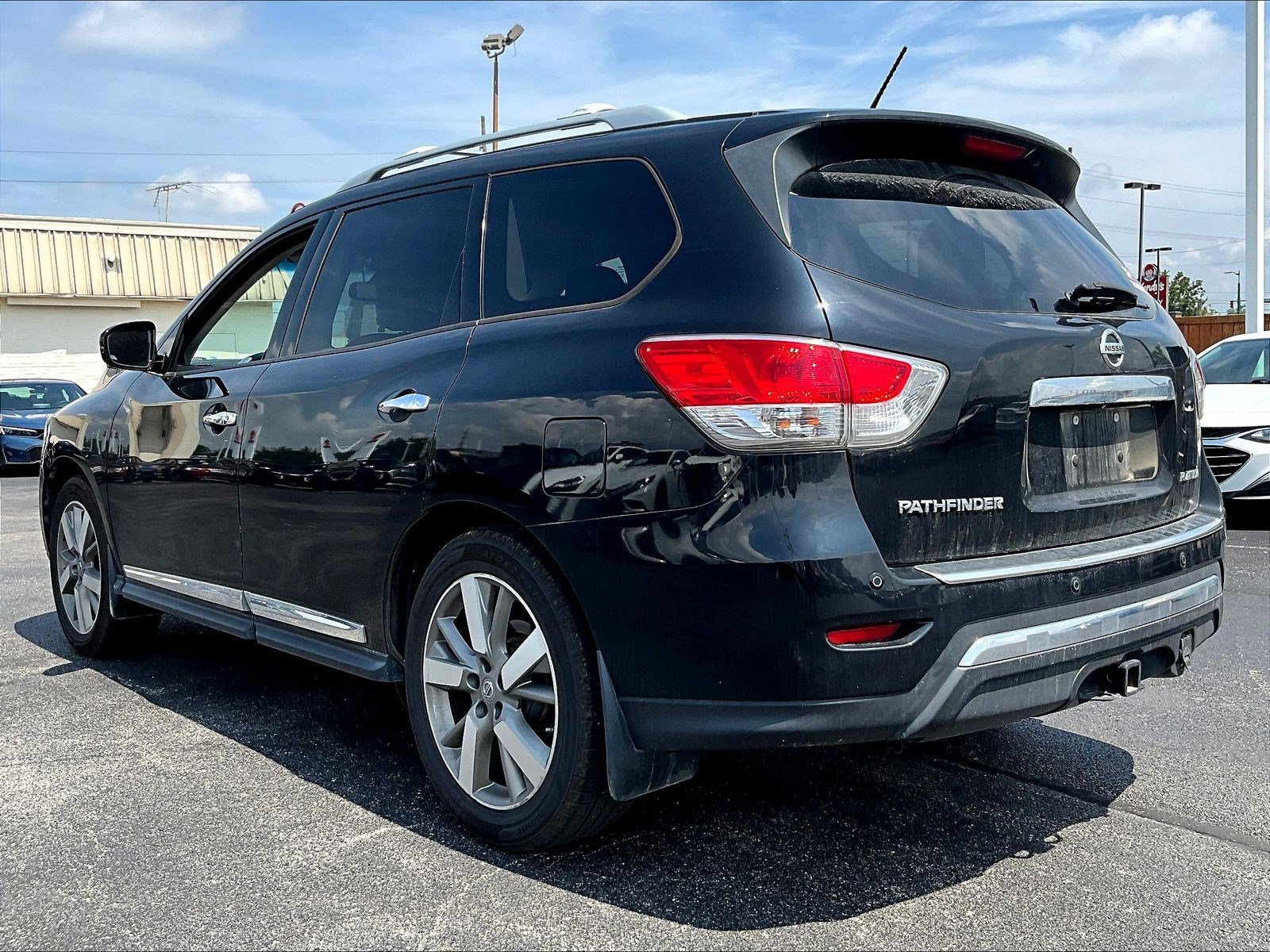 Used 2015 Nissan Pathfinder Platinum FWD image 4