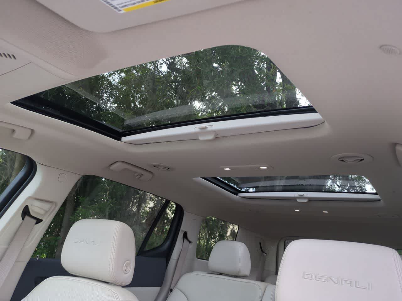 Used 2022 GMC Acadia Denali w/ Denali Technology Package FWD image 19