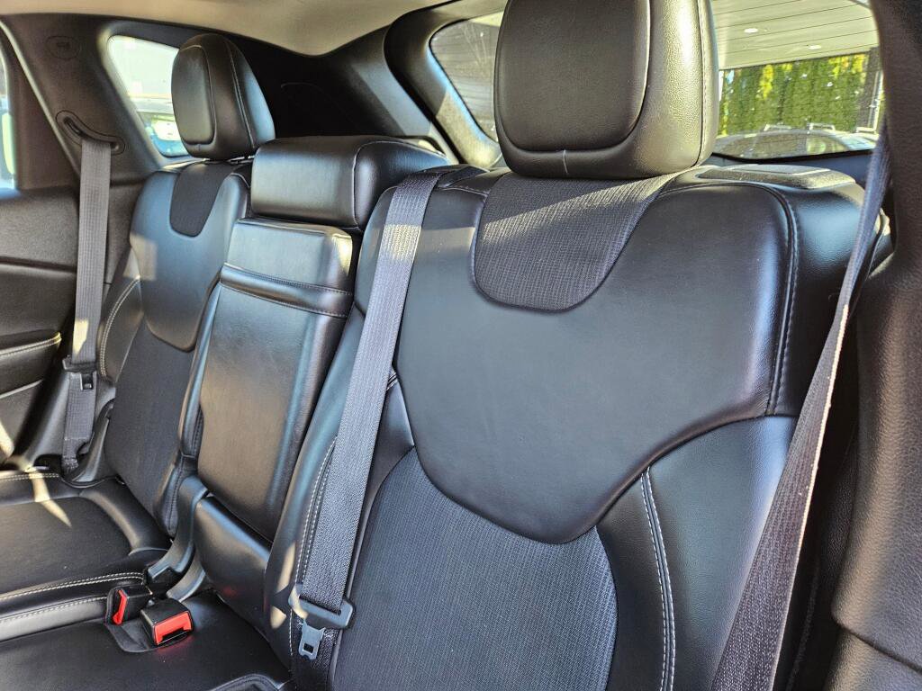 Used 2018 Jeep Cherokee Latitude Plus w/ Comfort/Convenience Group image 16