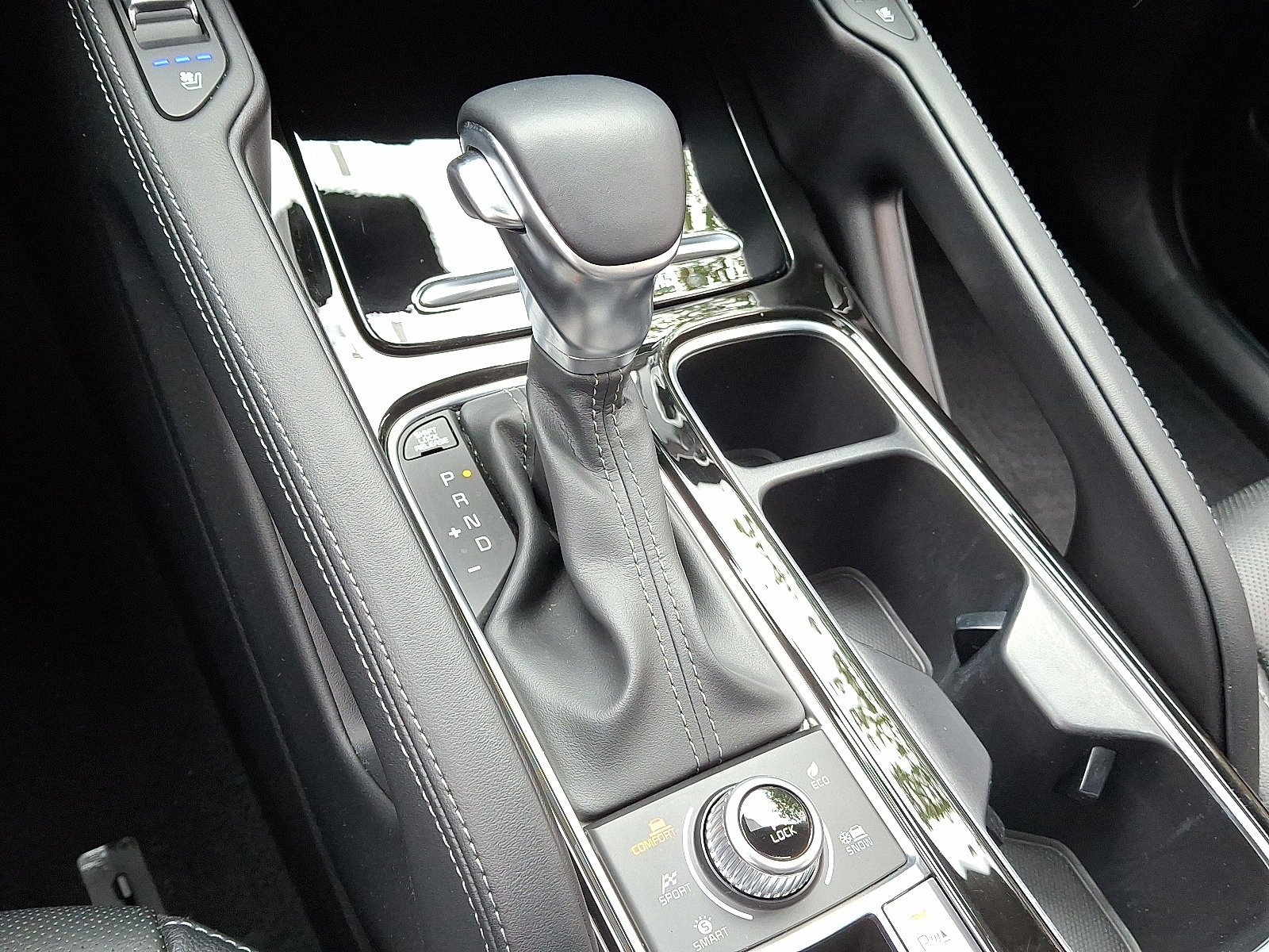 Used 2024 Kia Telluride EX w/ EX Captain's Chair Package image 13