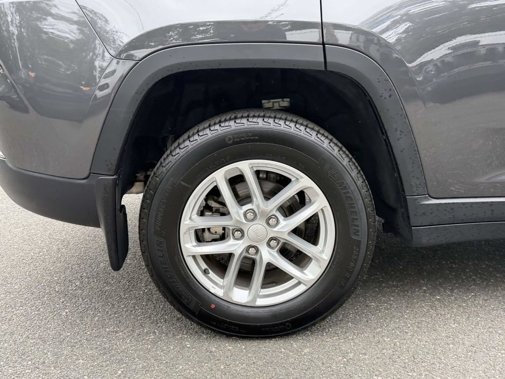 Used 2025 Jeep Grand Cherokee Laredo X w/ MOPAR Finishing Package AWD/4WD image 10