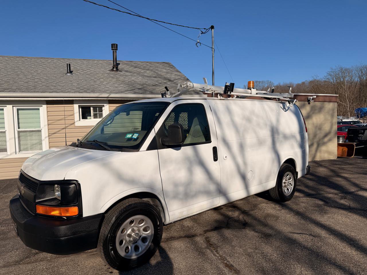 Used 2009 Chevrolet Express 1500 RWD image 2