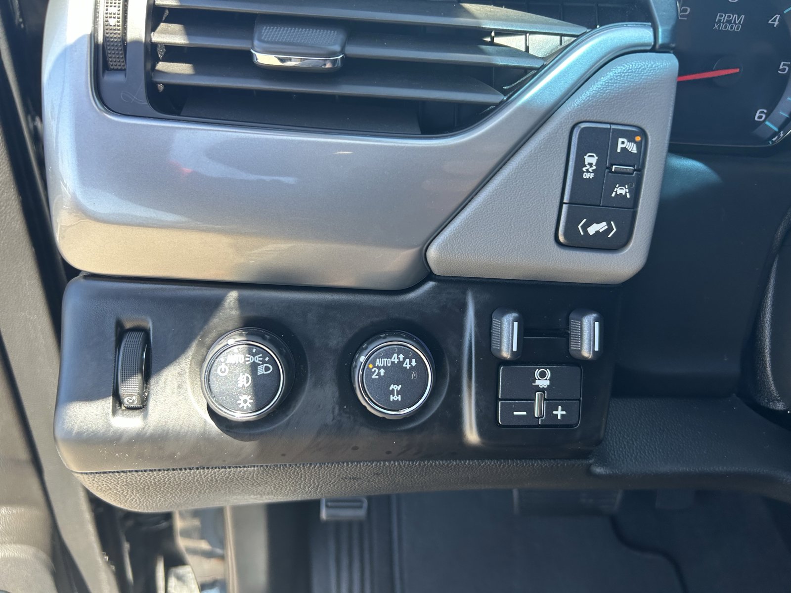 Certified 2020 Chevrolet Tahoe LT w/ Luxury Package AWD/4WD image 31