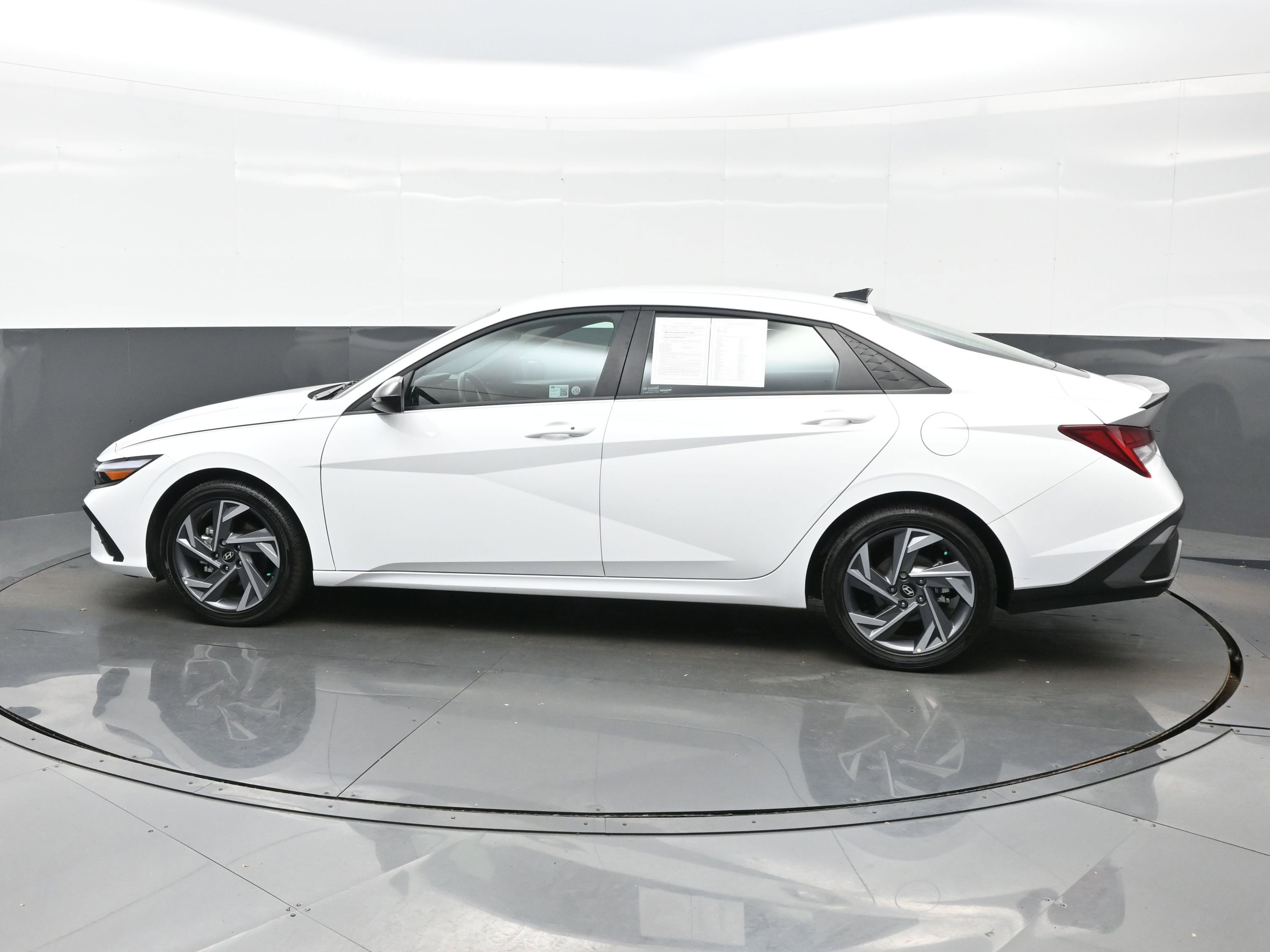 Certified 2025 Hyundai Elantra SEL image 3