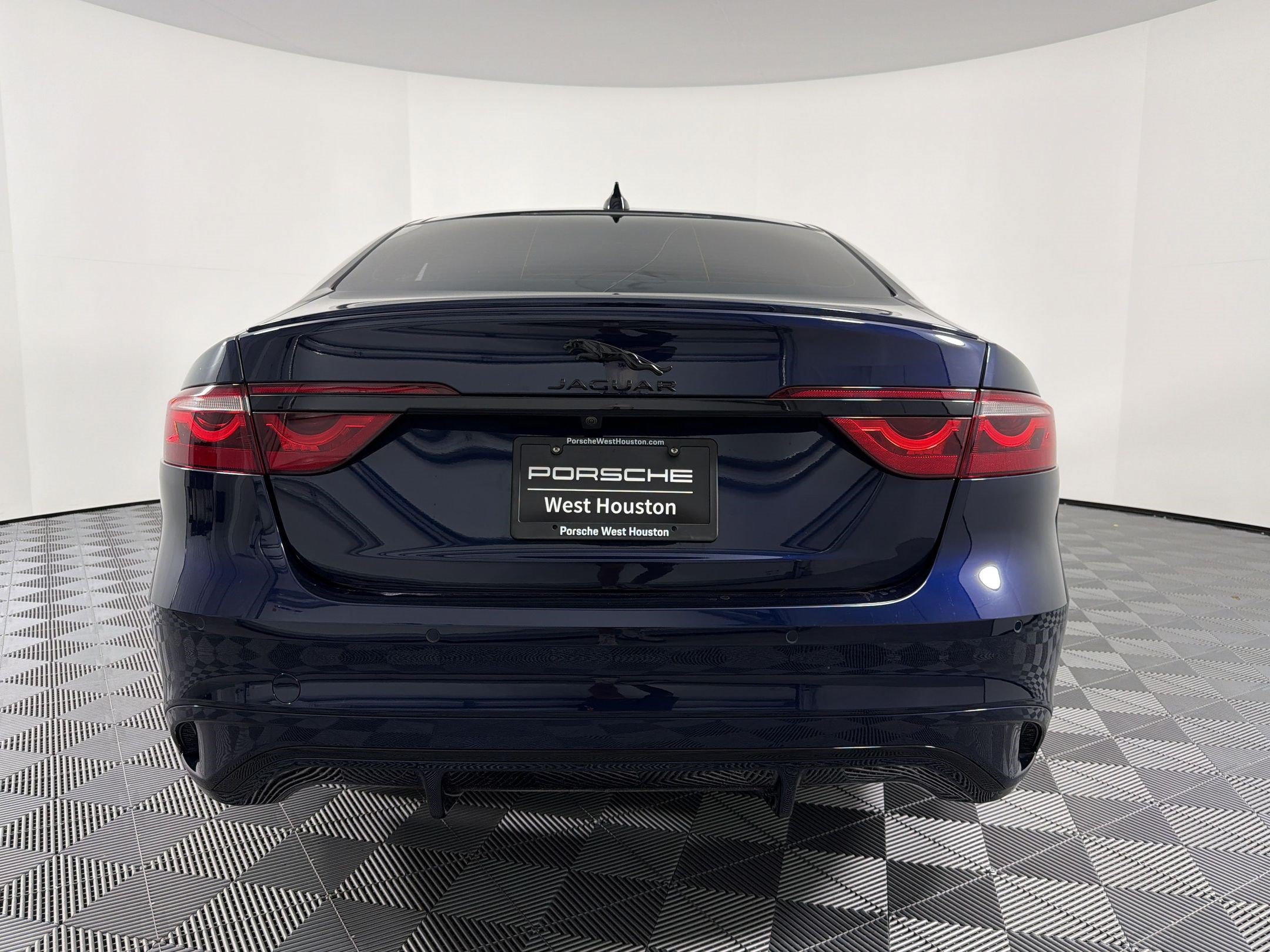 Used 2024 Jaguar XF R-Dynamic SE RWD image 10
