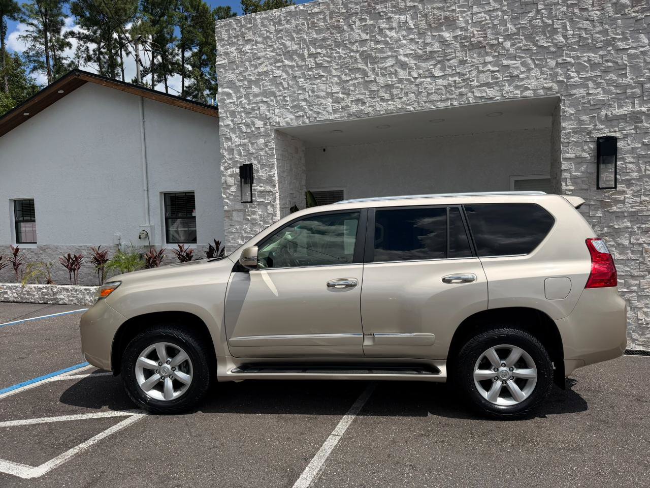 Used 2012 Lexus GX 460 w/ Comfort Plus Pkg AWD/4WD image 2