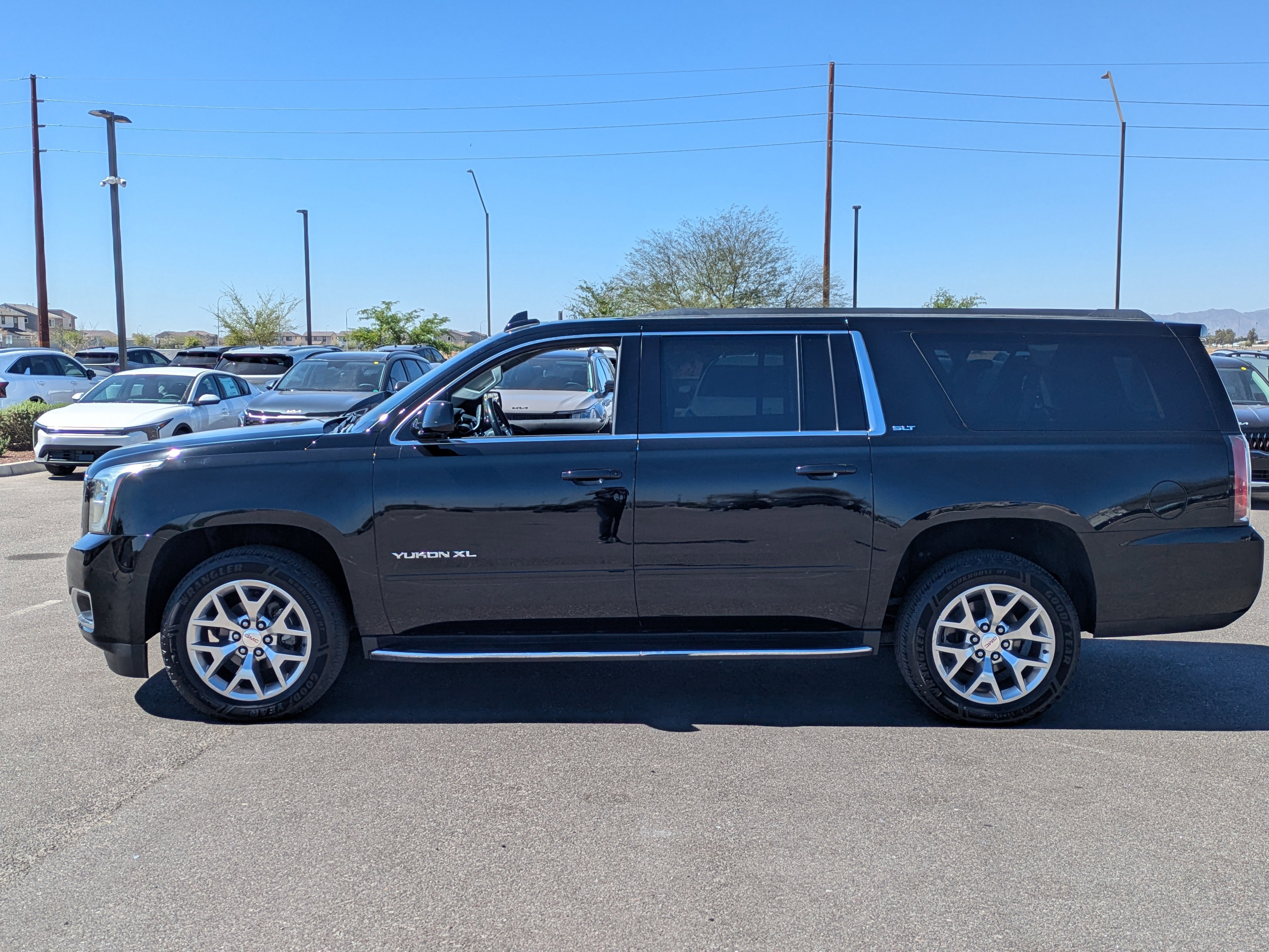 Used 2019 GMC Yukon XL SLT image 2