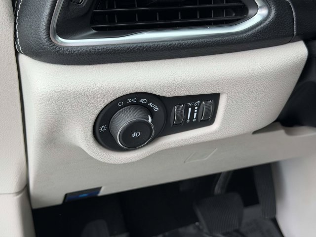 Used 2023 Chrysler Pacifica Limited FWD image 28