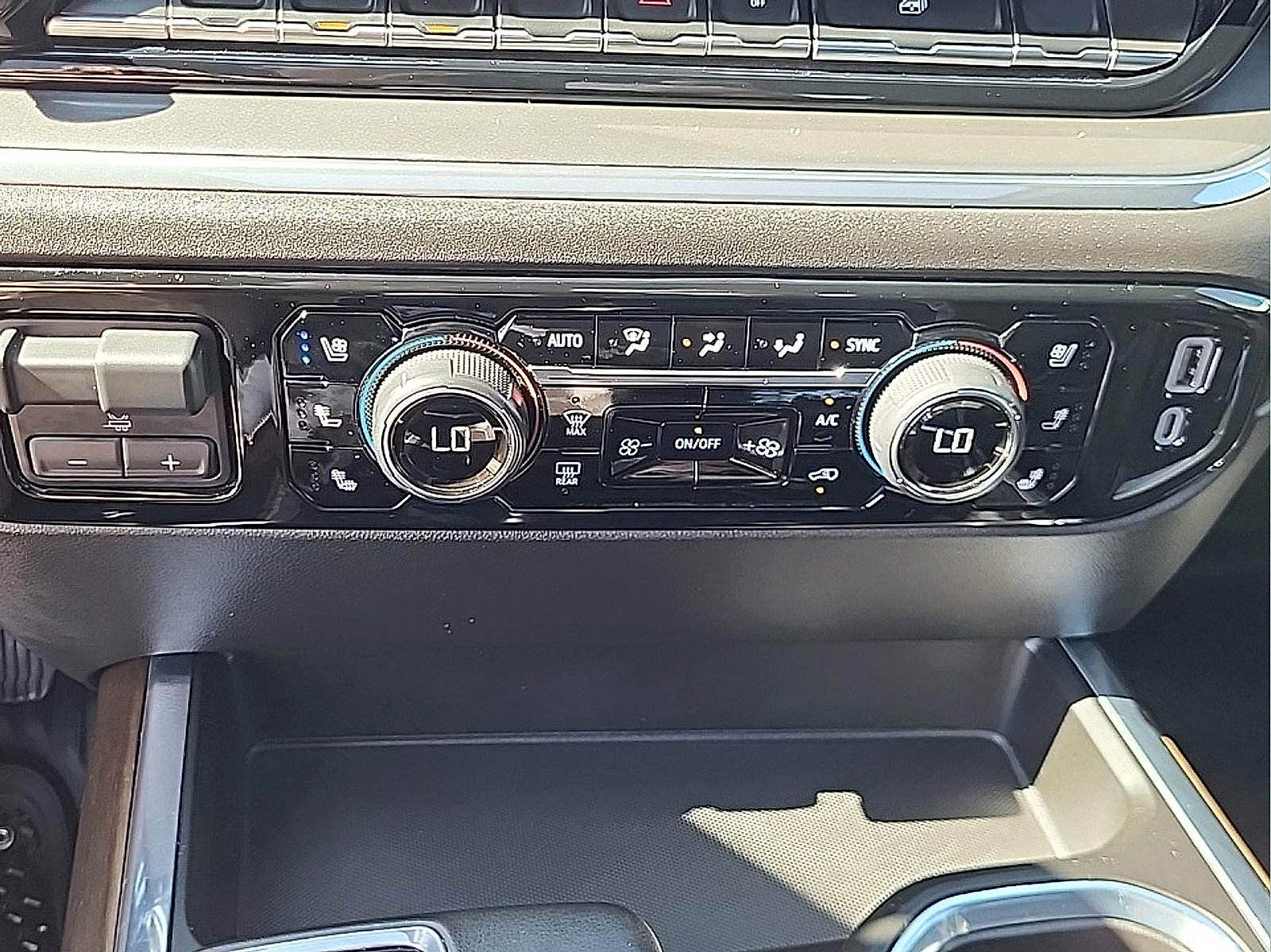 Used 2024 Chevrolet Silverado 1500 High Country w/ Technology Package AWD/4WD image 28