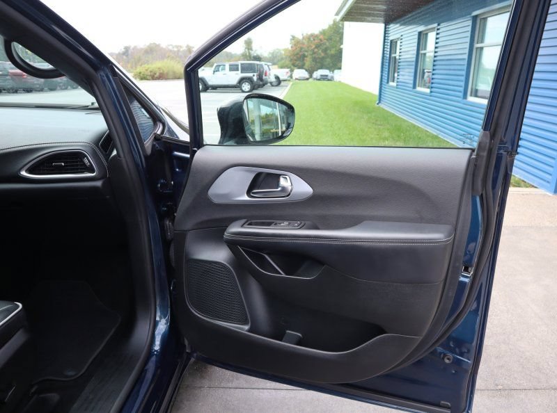 Used 2025 Chrysler Pacifica Limited FWD image 21