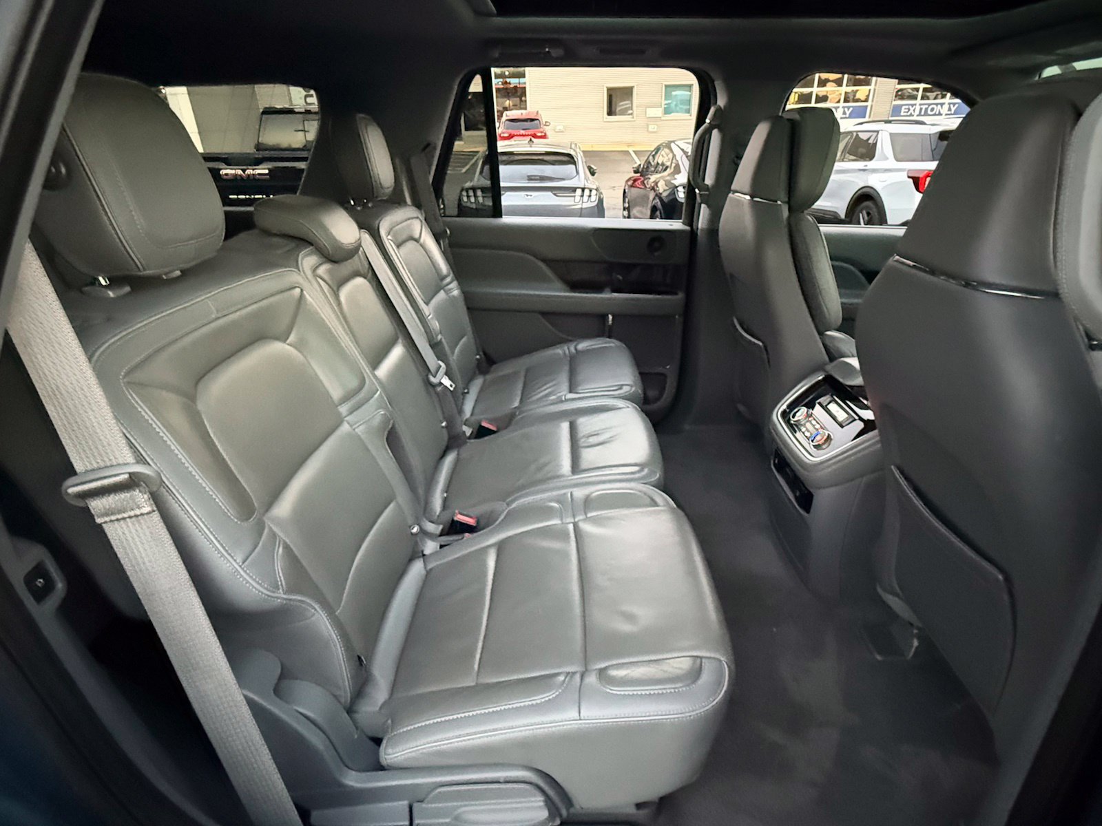 Used 2018 Lincoln Navigator Select RWD image 16