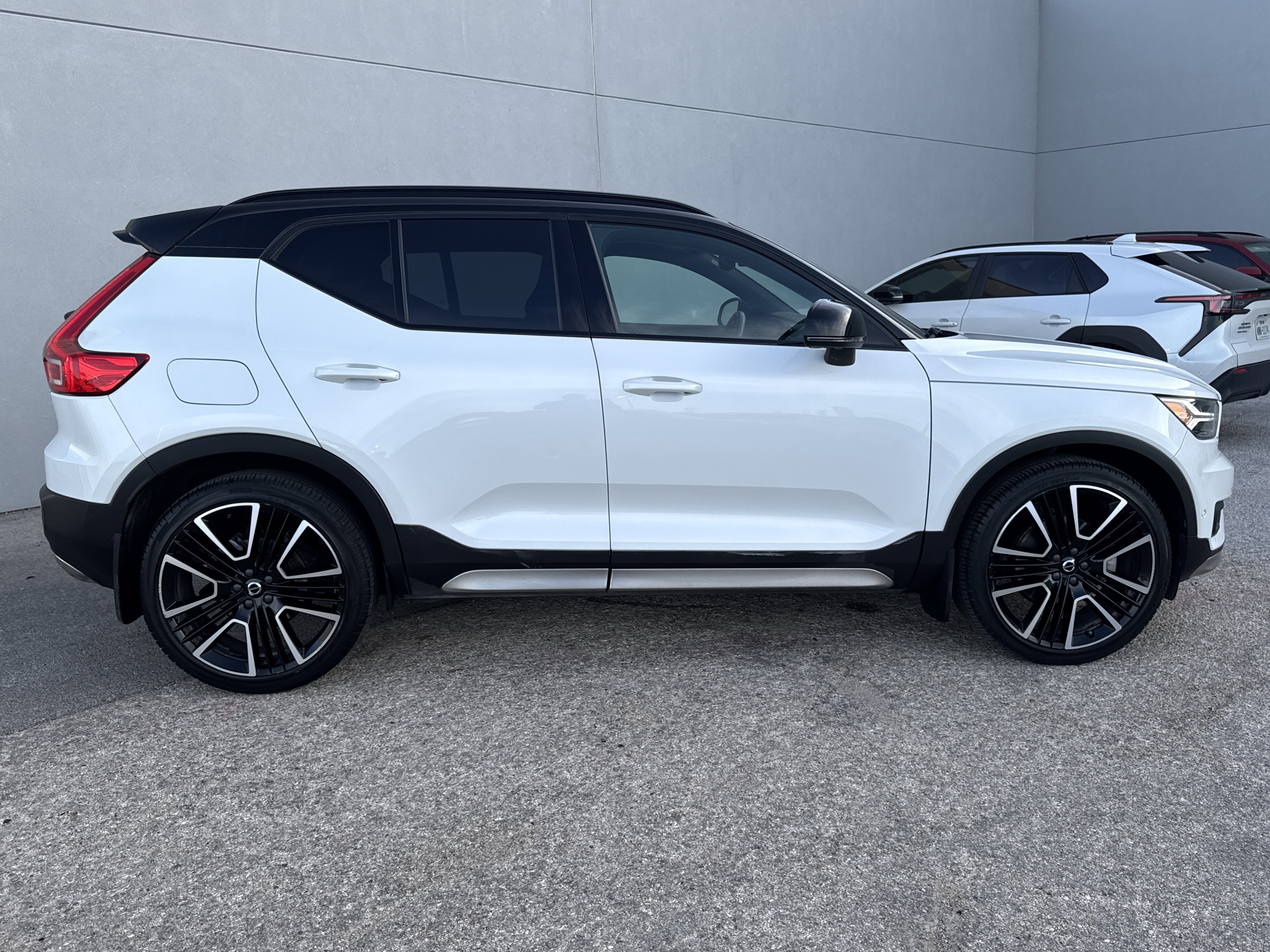 Used 2021 Volvo XC40 T5 R-Design w/ Advanced Package AWD/4WD image 2
