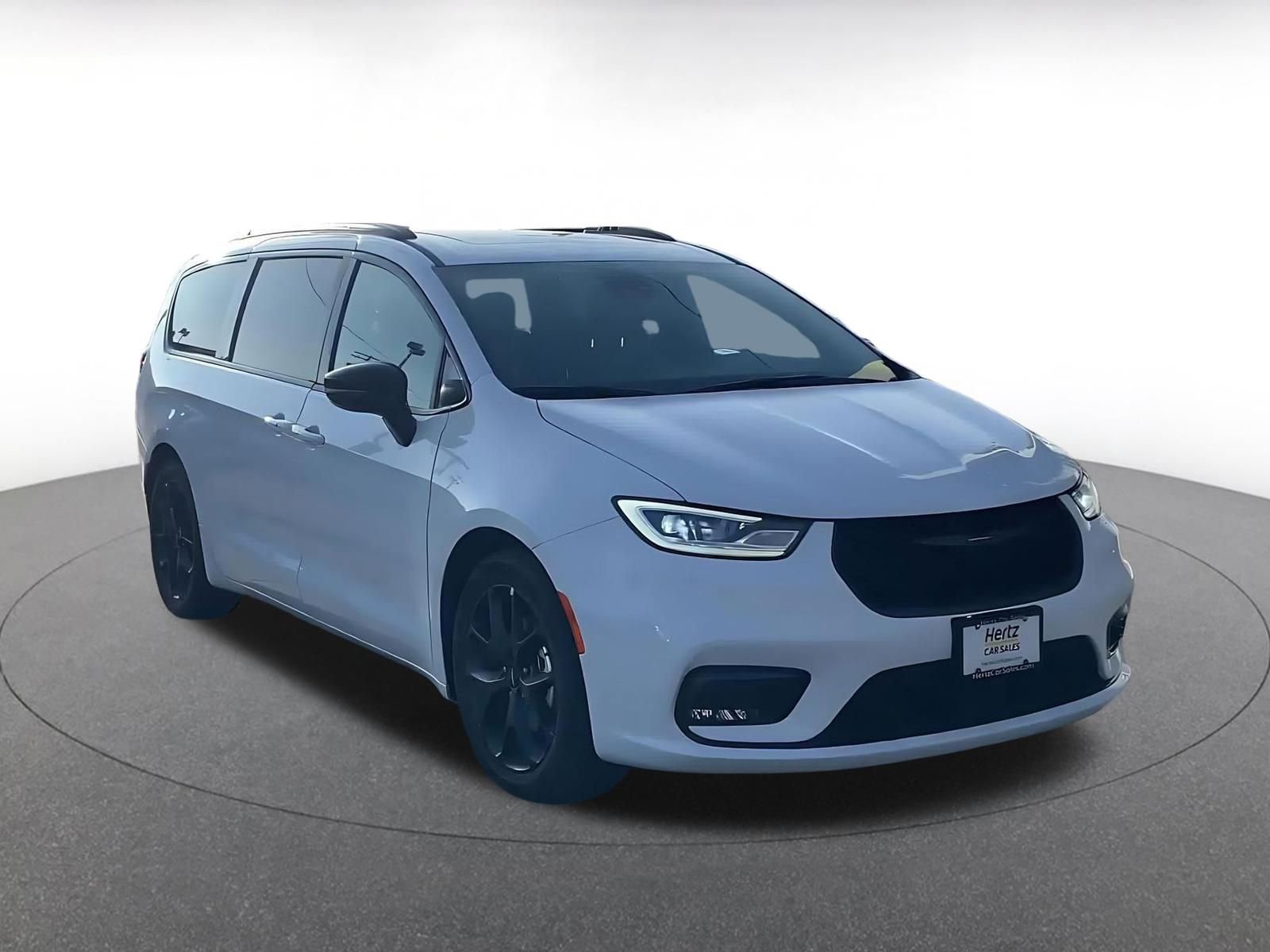 Used 2025 Chrysler Pacifica Limited image 3