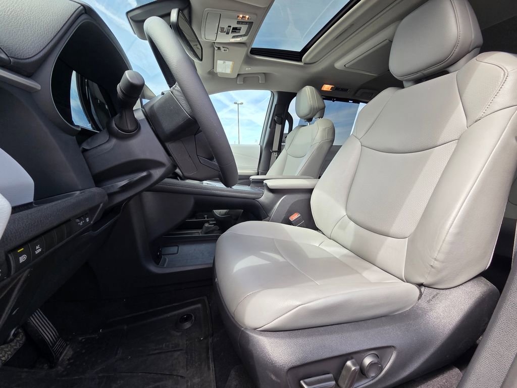 Used 2025 Toyota Sienna XLE w/ XLE Plus Package image 24