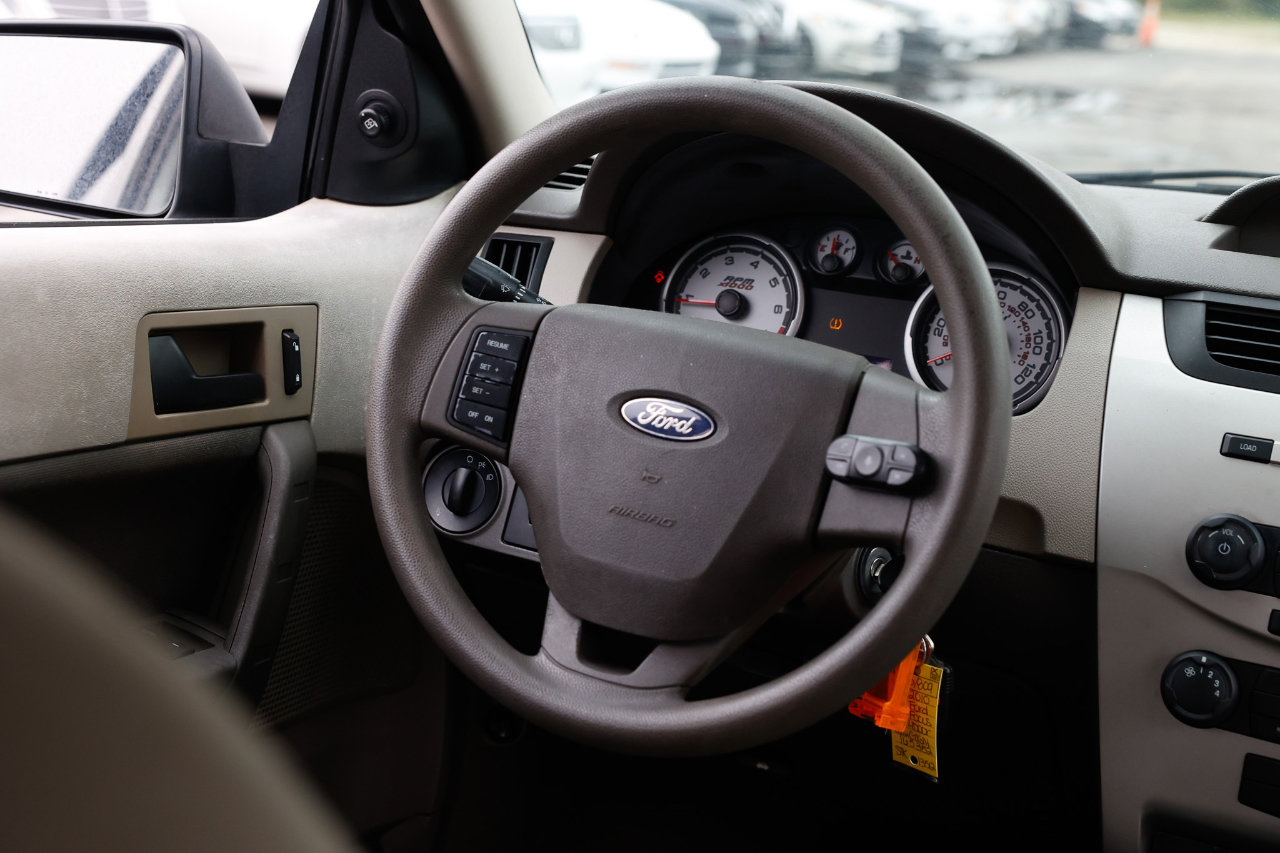 Used 2010 Ford Focus SE image 27