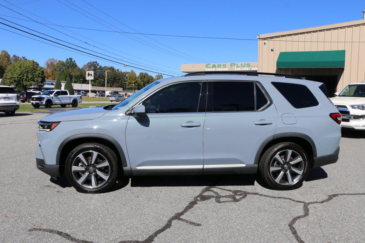 Used 2025 Honda Pilot Touring image 2