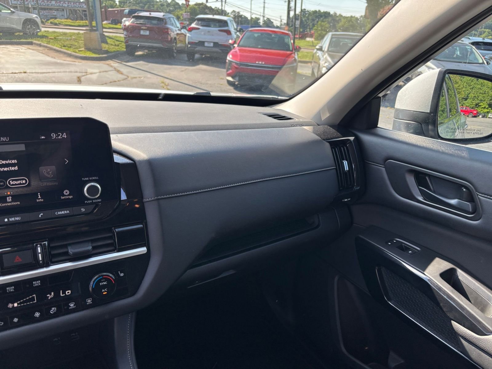 Used 2025 Nissan Pathfinder SV FWD image 32
