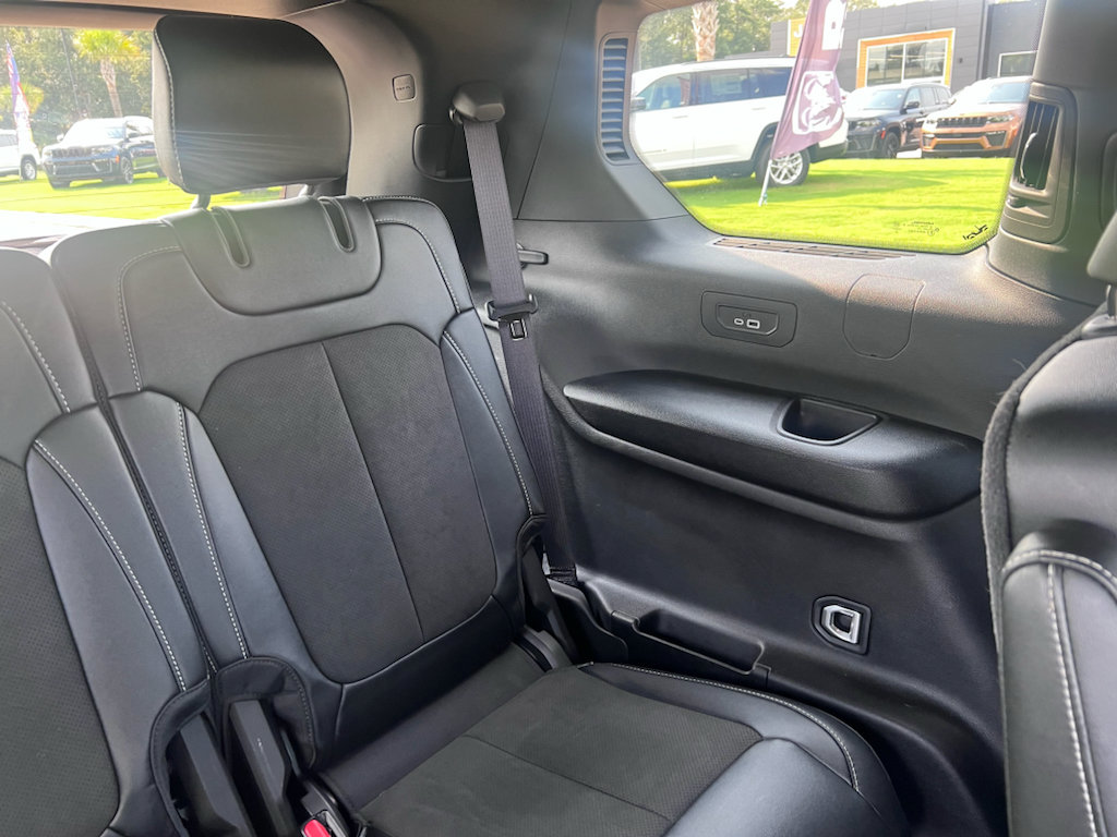 Used 2024 Jeep Grand Cherokee L Altitude RWD image 15