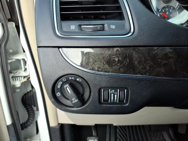 Used 2015 Chrysler Town & Country Touring image 8