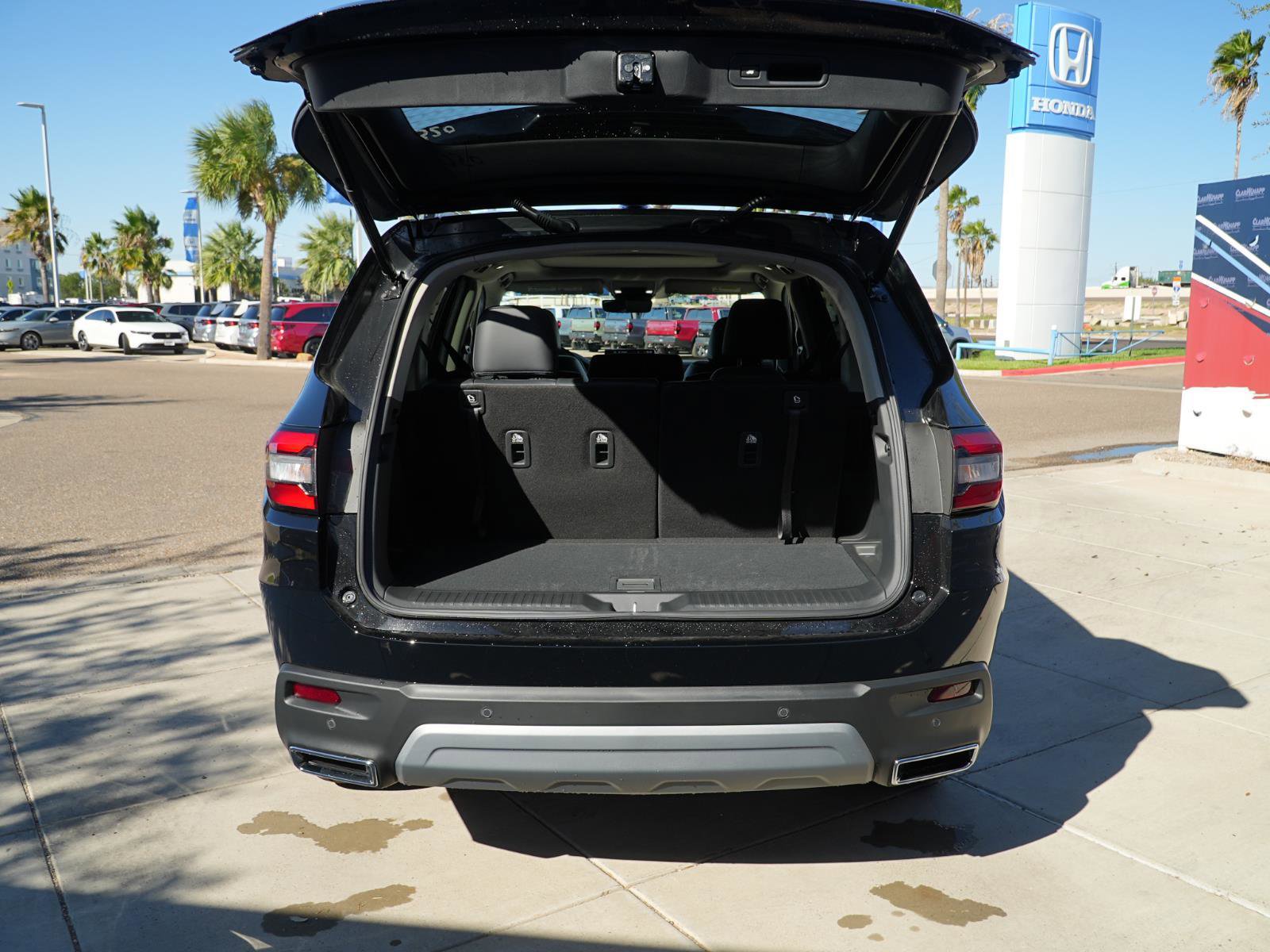 New 2025 Honda Pilot Touring image 7