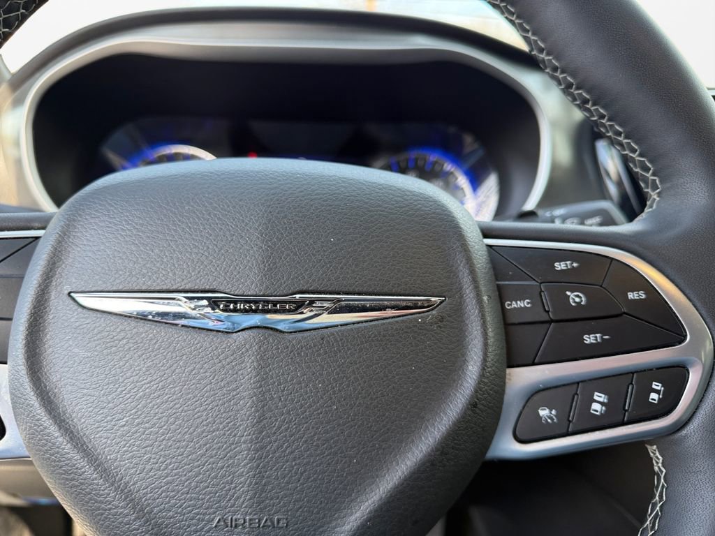 Used 2025 Chrysler Pacifica Select image 26