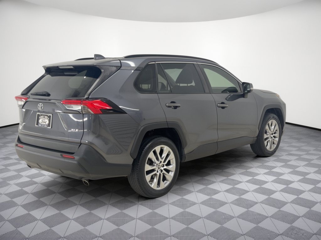 Used 2019 Toyota RAV4 XLE Premium FWD image 9