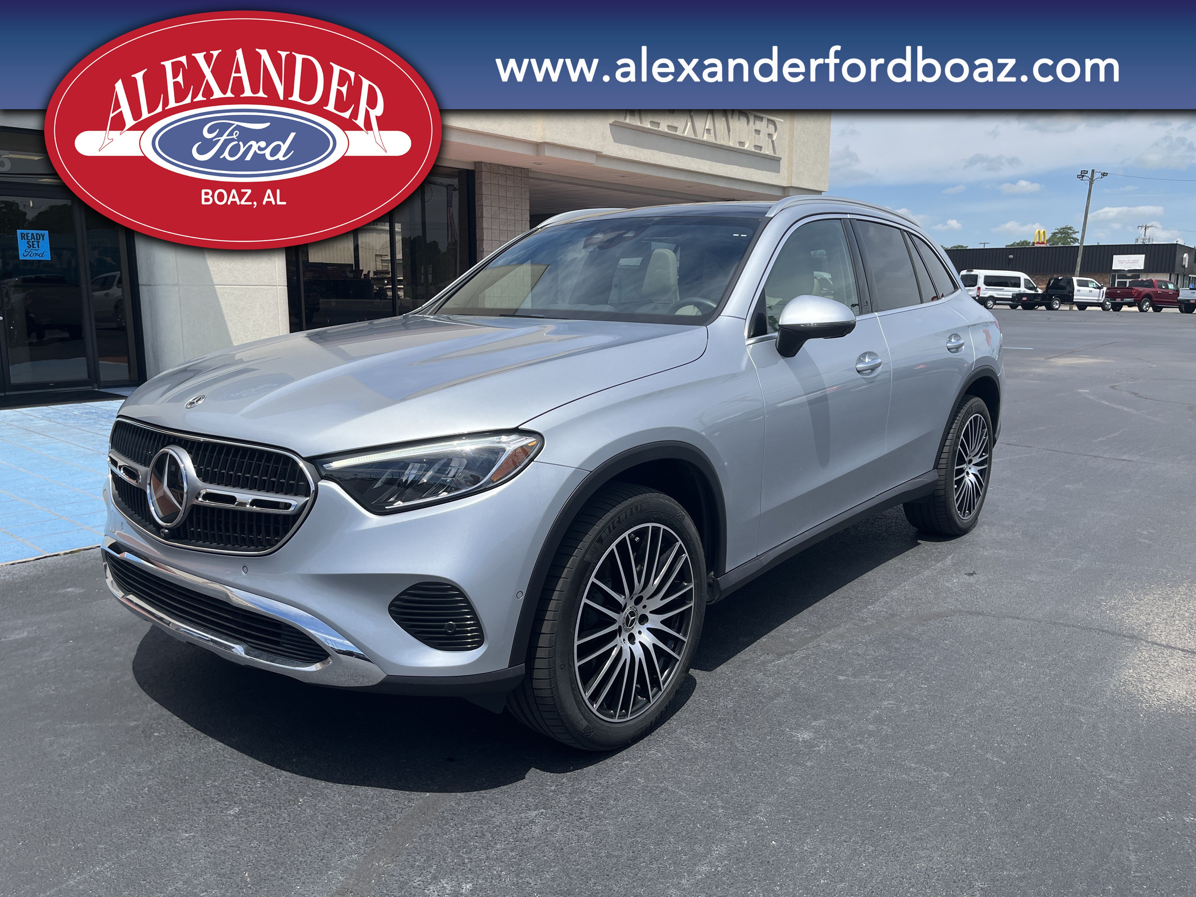 Used 2025 Mercedes-Benz GLC 300 4MATIC image 1