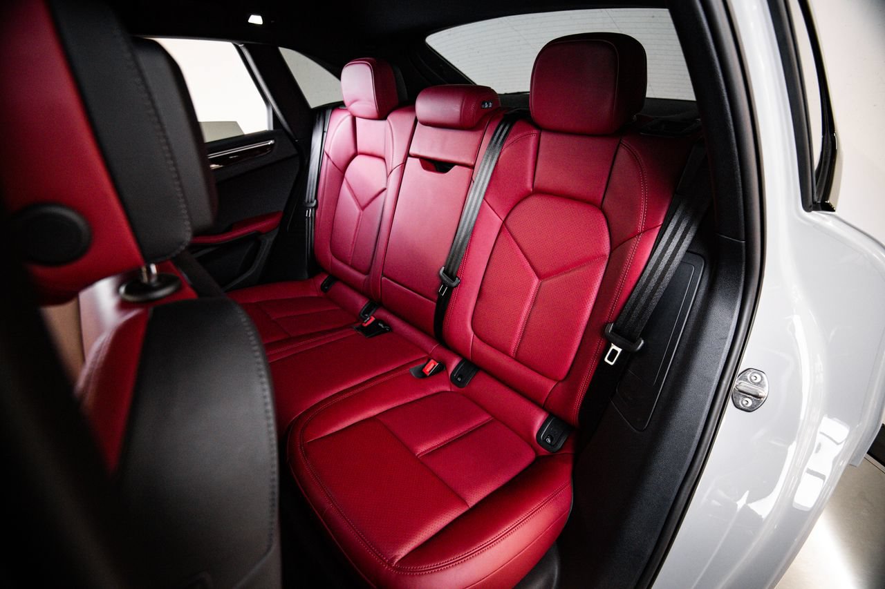 Certified 2023 Porsche Macan AWD/4WD image 24