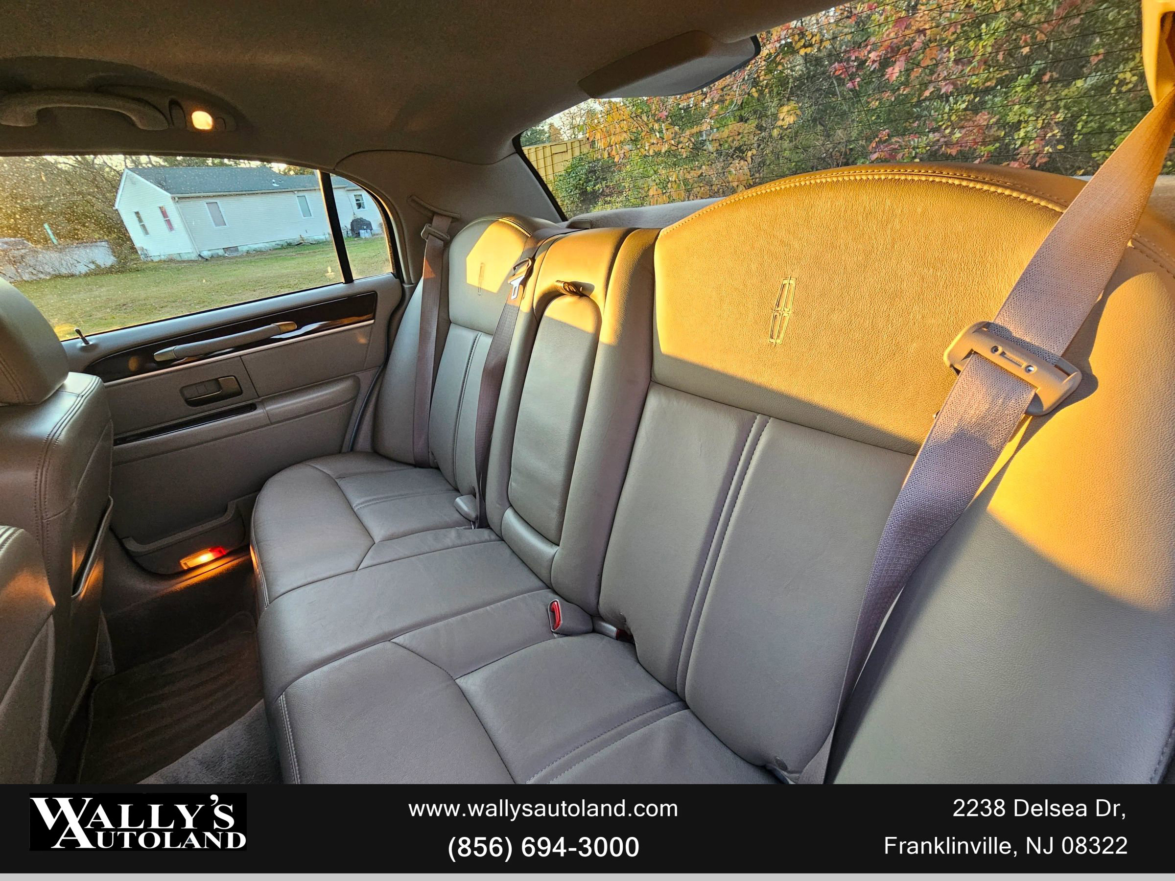 Used 2009 Lincoln Town Car Signature Limited image 9