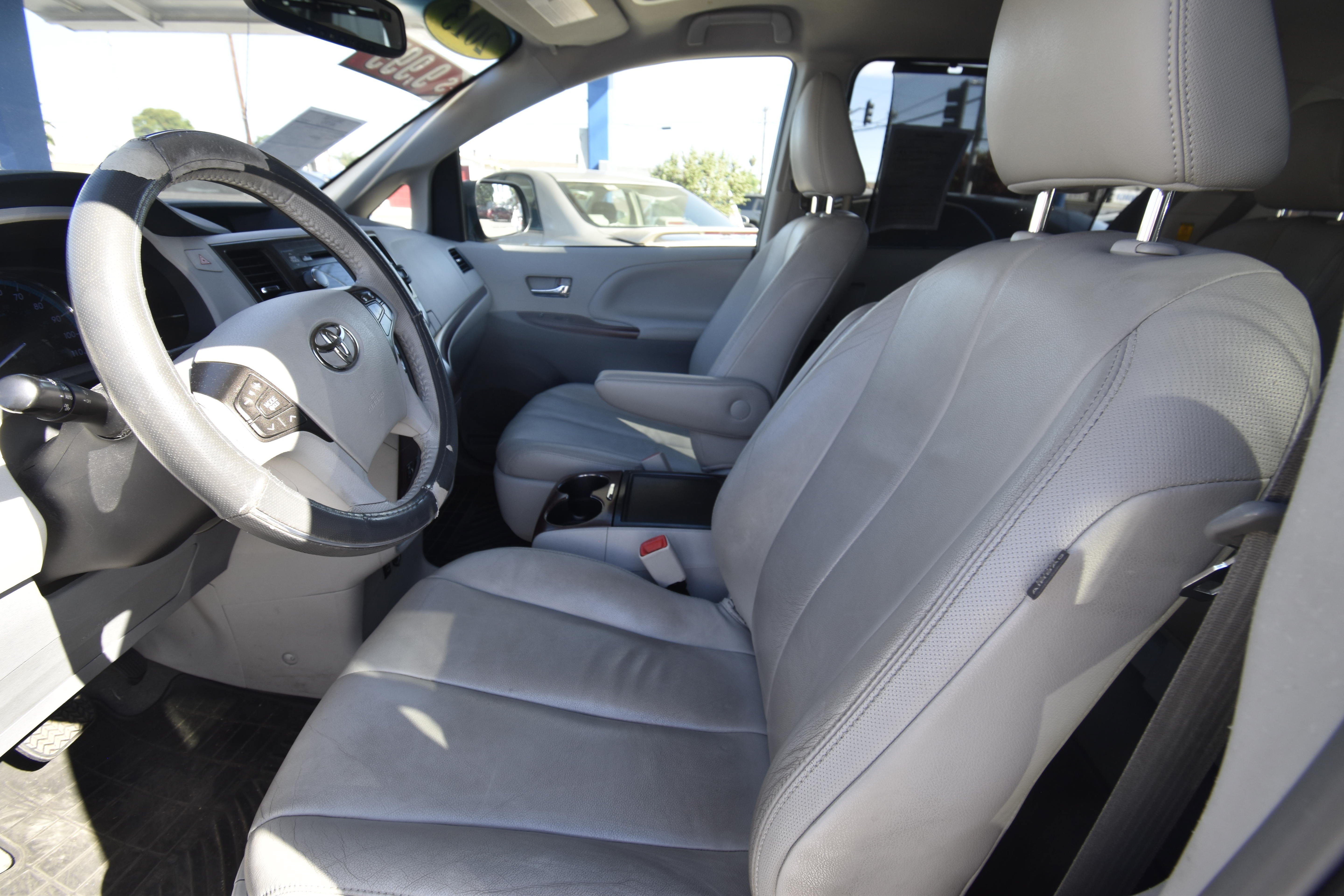 Used 2013 Toyota Sienna XLE FWD image 2
