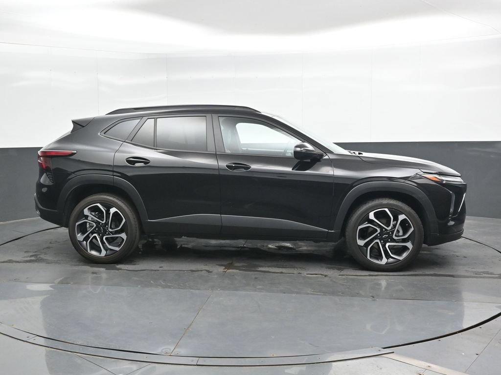 Used 2025 Chevrolet Trax RS w/ Sunroof Package FWD image 5