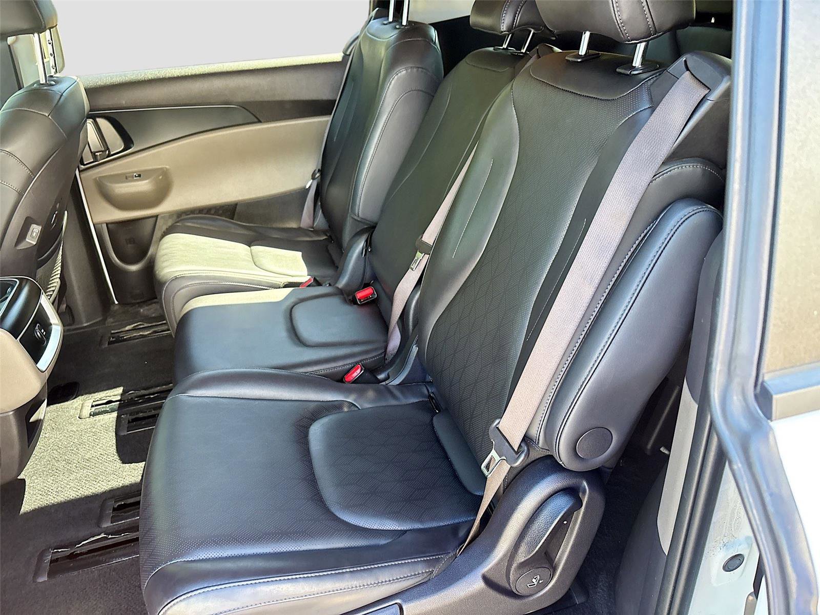 Used 2025 Kia Carnival image 25