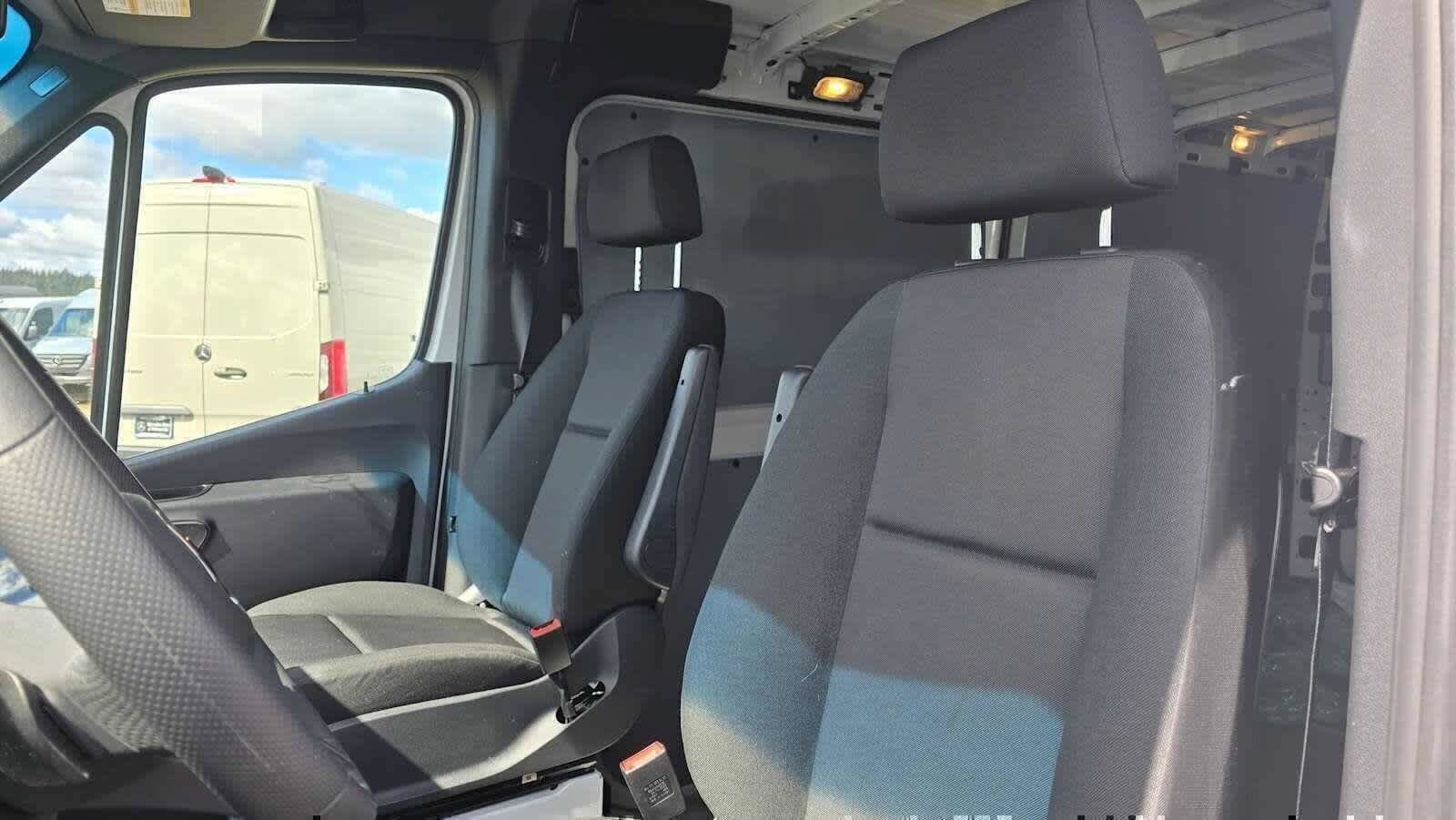 Used 2025 Mercedes-Benz Sprinter 2500 image 25