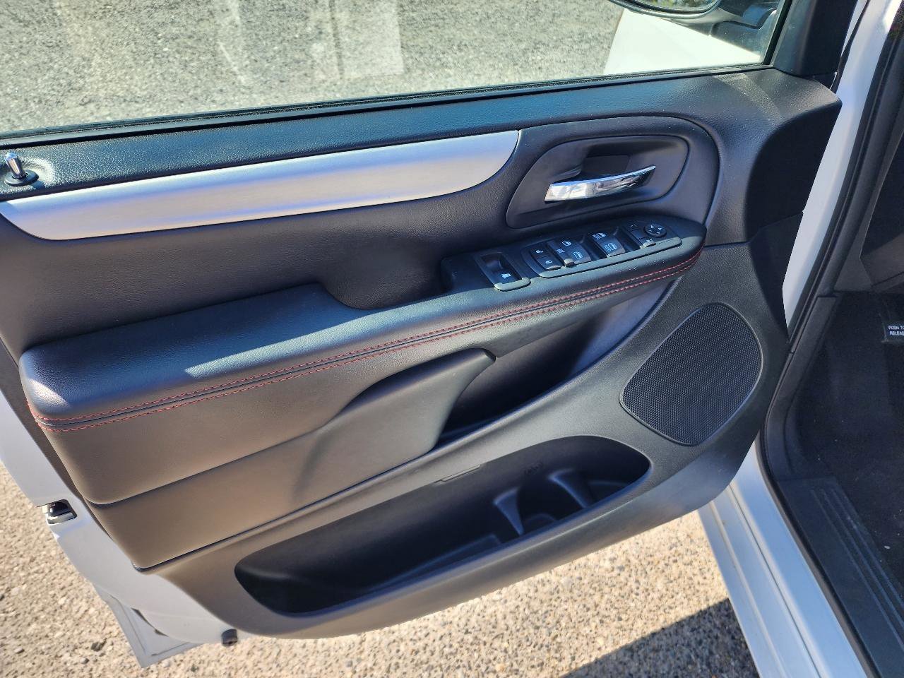 Used 2017 Dodge Grand Caravan GT FWD image 12