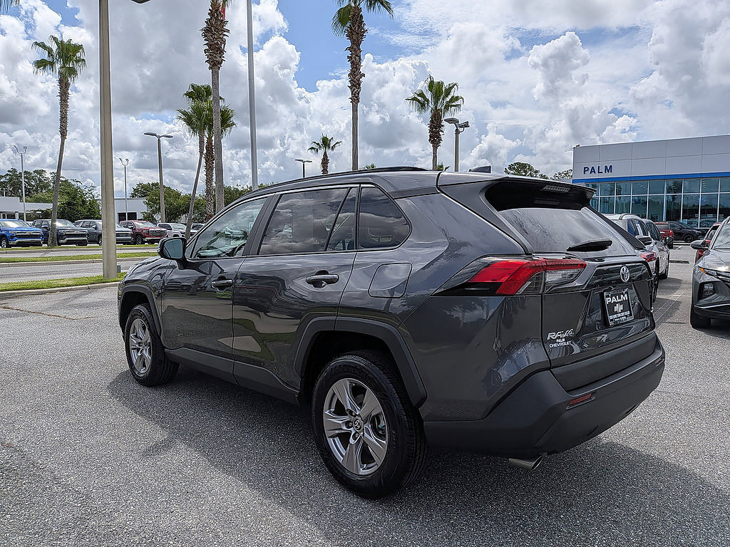 Used 2022 Toyota RAV4 XLE w/ Convenience Package FWD image 5