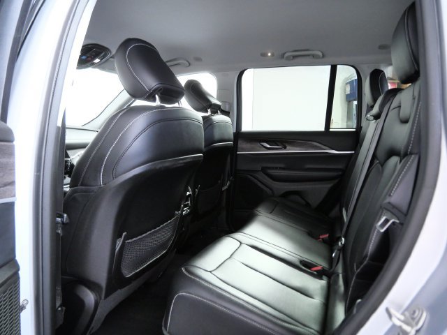 Used 2023 Jeep Grand Cherokee Limited AWD/4WD image 10